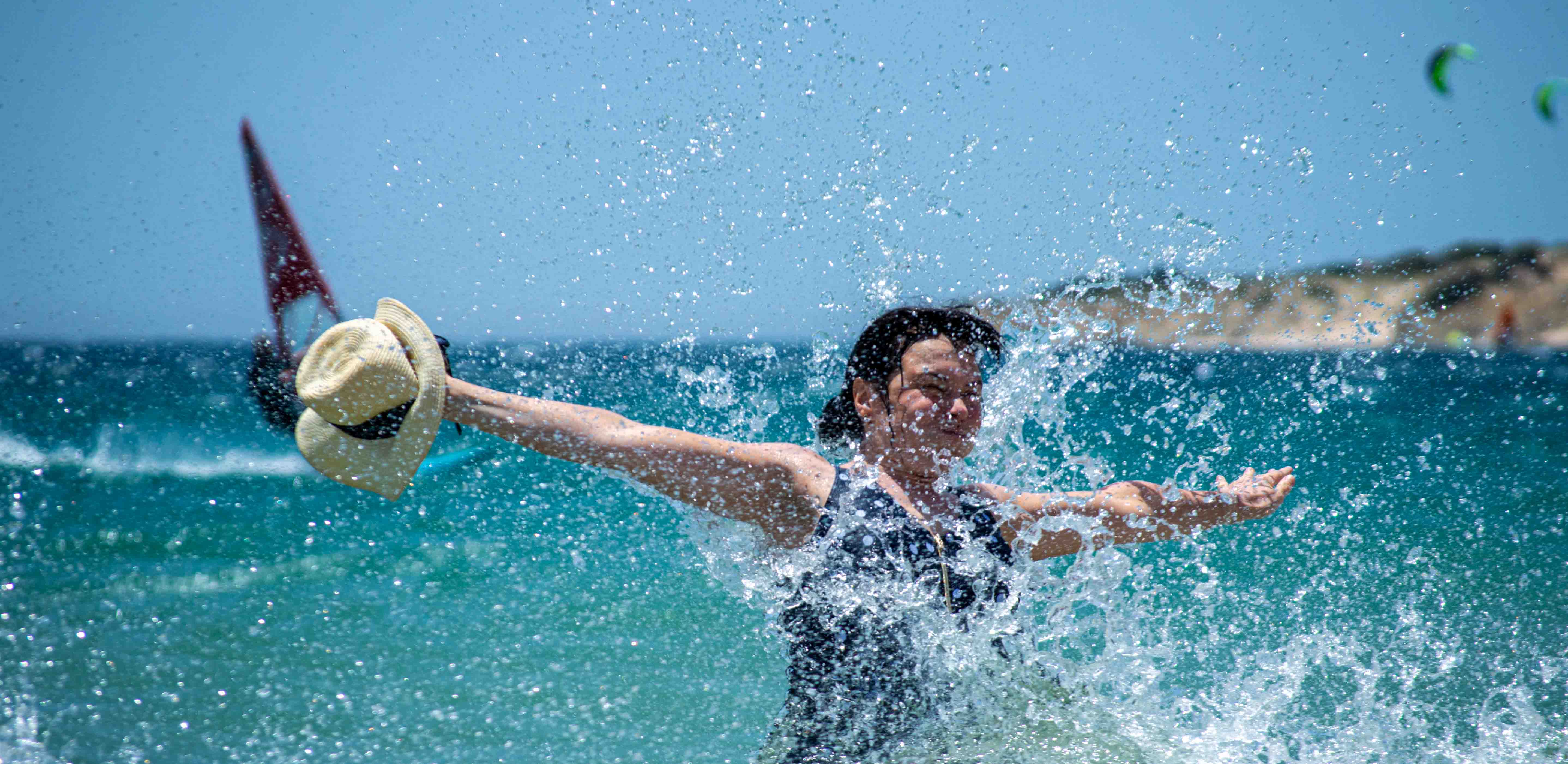 Пляж Valdevaqueros та серфери в Таріфі, Іспанія